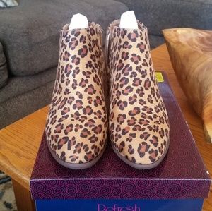 Refresh Cheetah ankle boots